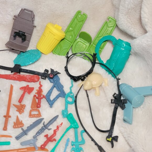 Lot Of 1990s TMNT Accessories Weapons Pieces/Parts Cards Vintage (SEE PICTURES) - Picture 5 of 11